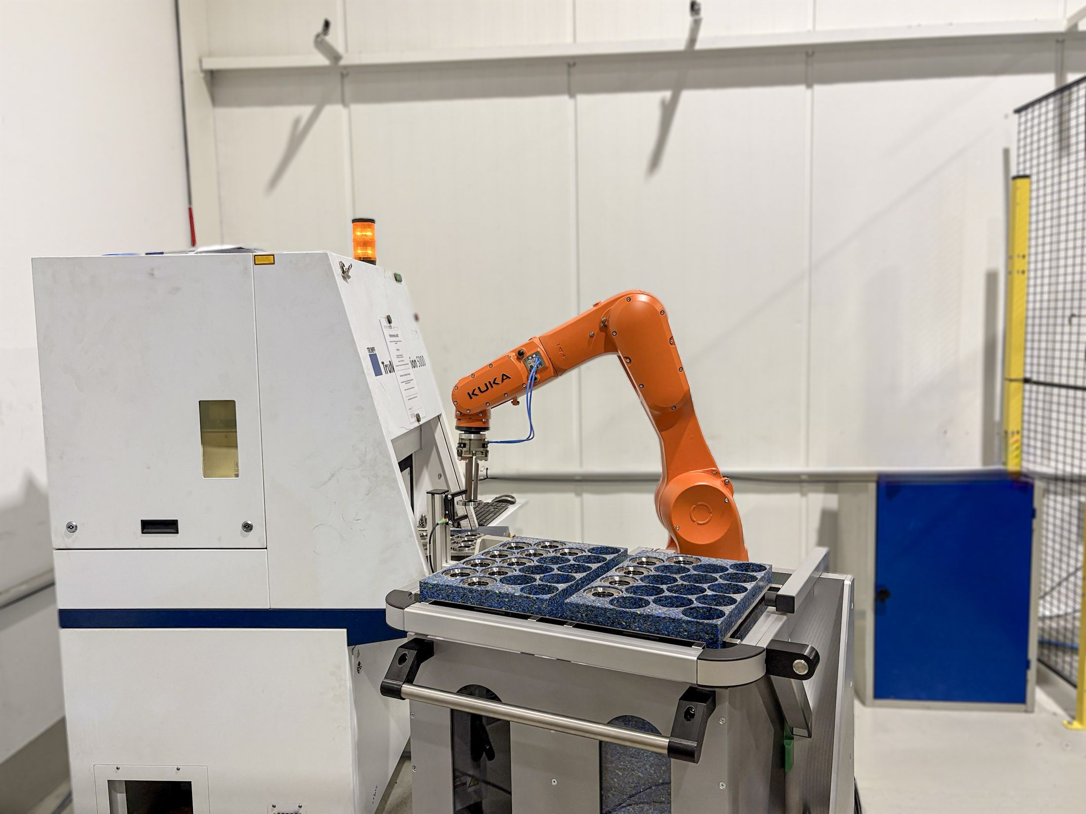 Lasergravieranlage mit KUKA Roboter und Trolley Feeder